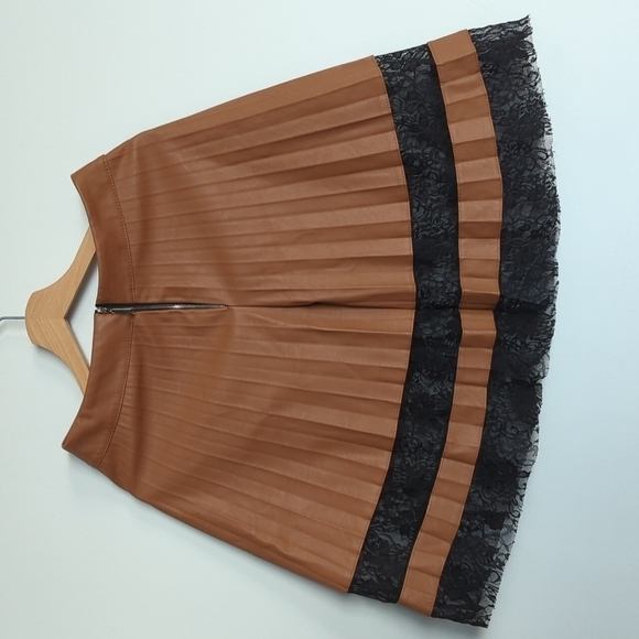 ⚡Host Pick⚡Italian Faux Leather Pleated Skirt  M - Picture 3 of 6